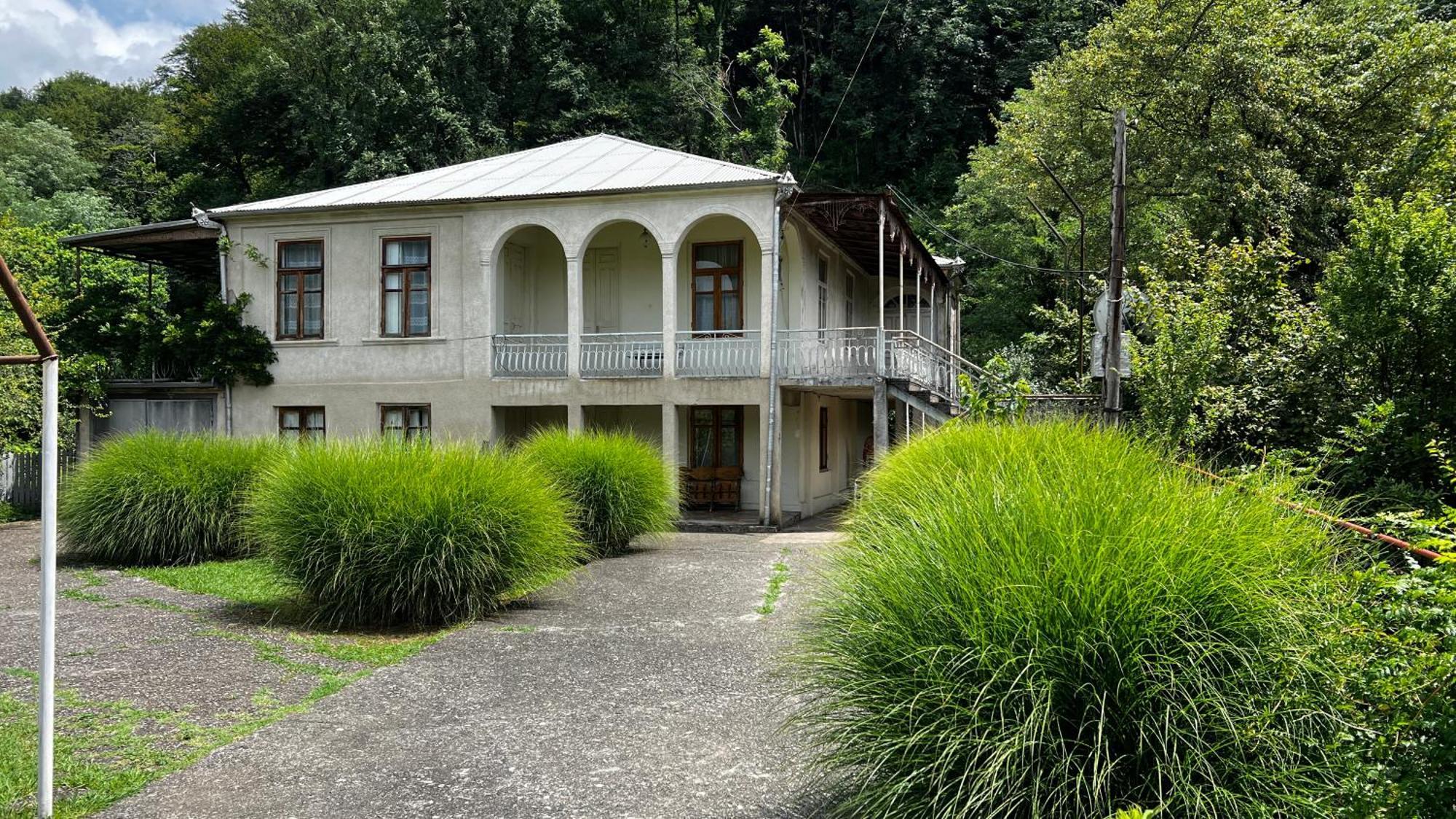 Ezo Hotel Jvari Luaran gambar